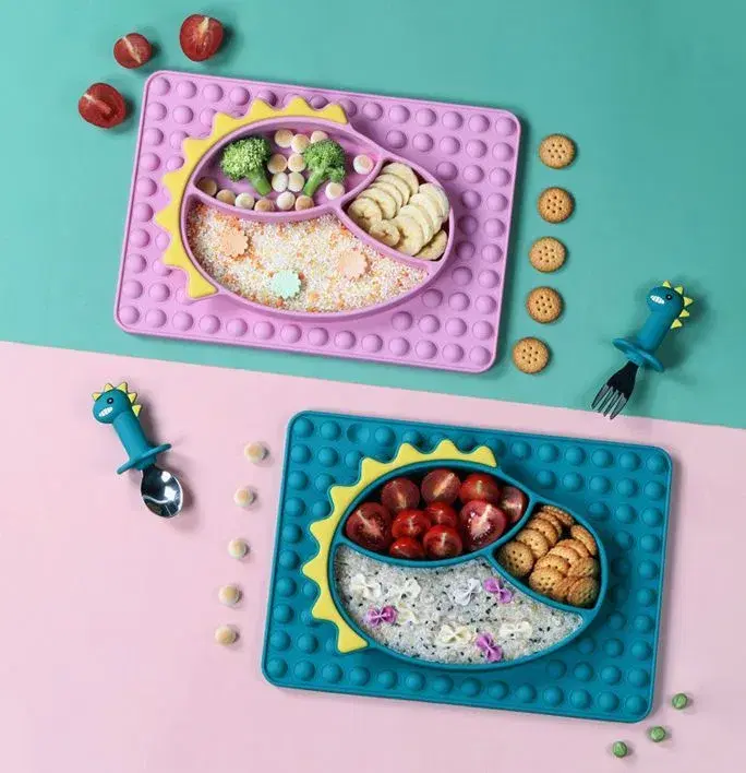 Set Dinosaurio para Bebé: Mantel-Plato con Succión + Babero + Cubiertos (Rosado)